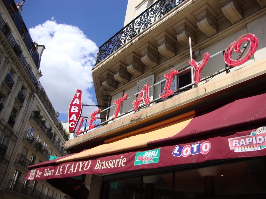 Blvd. Port Royal, typical bar with PMU betting